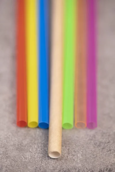 Paglia naturale e paglie di plastica bere sfondo colorato f — Foto Stock