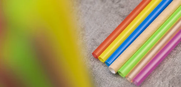 Paglia naturale e paglie di plastica bere sfondo colorato a schermo intero molti gruppo di plastica monouso divieto vietato in UE — Foto Stock