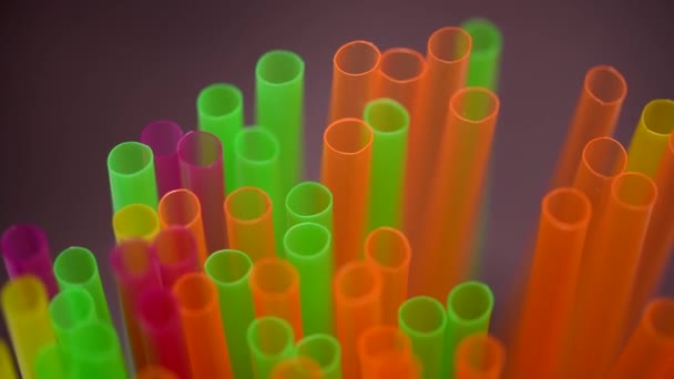 Straws пластиковые соломы питьевой одноразовый вращающийся фон с копировальным пространством одноразового использования пластиковых запасов — стоковое видео