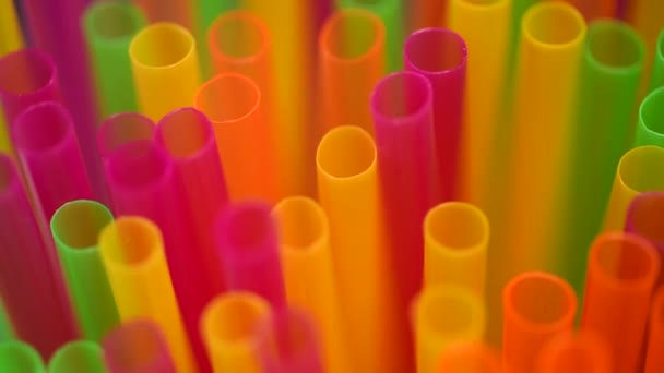 Rietjes plastic stro drinken wegwerp roterende achtergrond met kopie ruimte eenmalig gebruik kunststof voorraad — Stockvideo