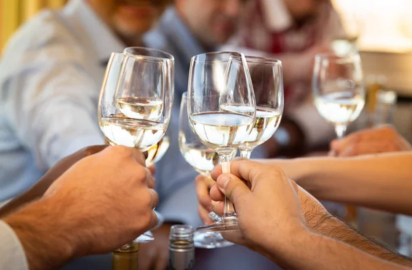 Белое вино в напитках, подаваемых для дружеской вечеринки в баре или ресторане — стоковое фото