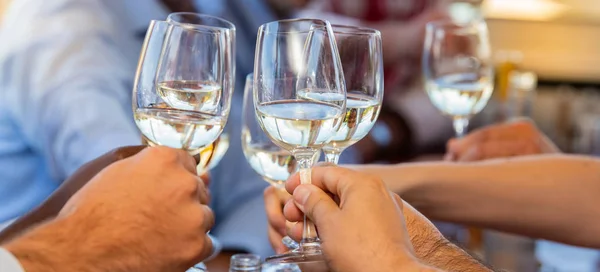 Wino białe w napojach serwowane dla przyjaznej imprezy w barze lub restauracji — Zdjęcie stockowe