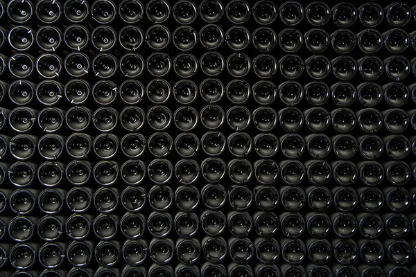 Большой запас винных бутылок, лежащих в винном погребе, винодельня Бордо, Франция — стоковое фото