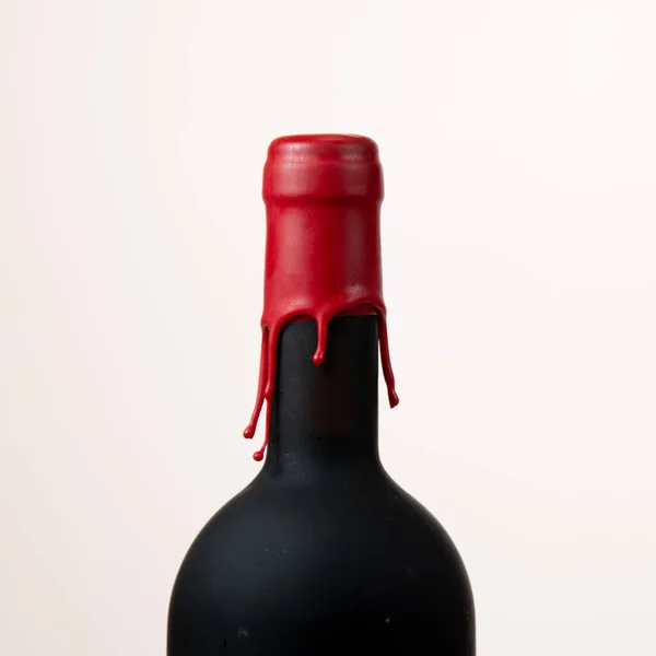 Halmaza gallérok vörösbor palackok elszigetelt fehér alapon — Stock Fotó