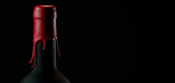 Uppsättning kragar röda vinflaskor isolerade på svart bakgrund — Stockfoto