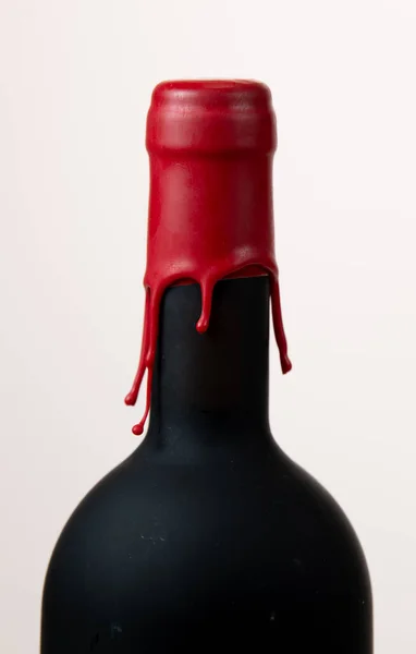 Halsbänder Rotweinflaschen isoliert auf weißem Hintergrund — Stockfoto