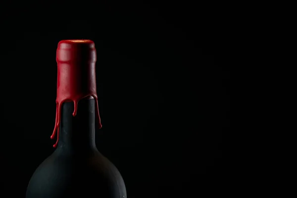 Set de collares botellas de vino tinto aisladas sobre fondo negro — Foto de Stock