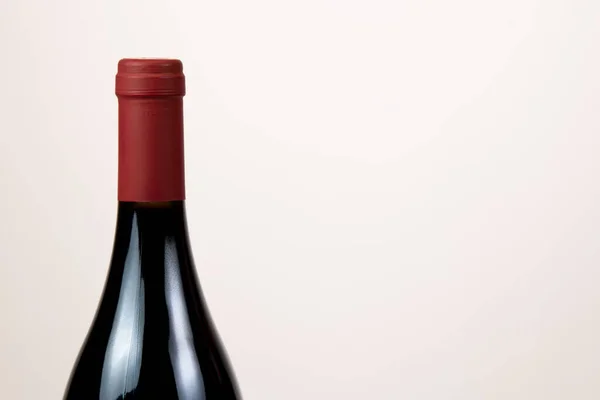 Halmaza gallérok vörösbor palackok elszigetelt fehér alapon — Stock Fotó