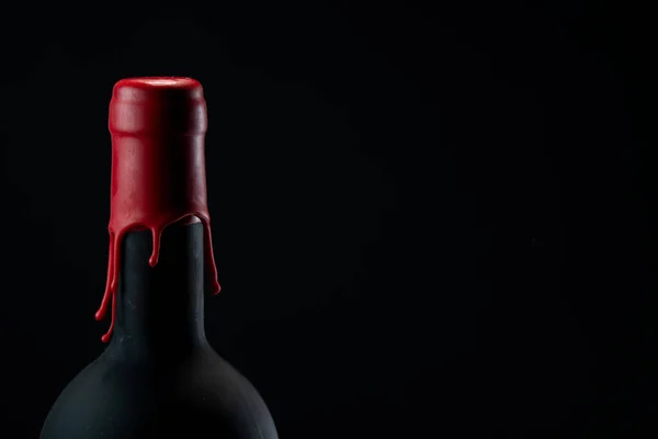 Set de collares botellas de vino tinto aisladas sobre fondo negro — Foto de Stock