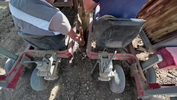 法国，2003年6月。2020, VINE Planating SITE with LASER guided IDED TRACTOR,, BORDEAUX VINEYARD — 图库视频影像