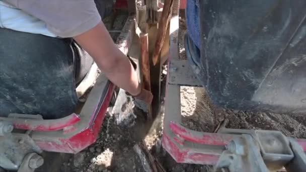 FRANÇA, JUNHO 03. 2020, VINHO PLANTING SITE COM TRATADOR ORIENTADO LASER,, BORDEAUX VINEYARD — Vídeo de Stock