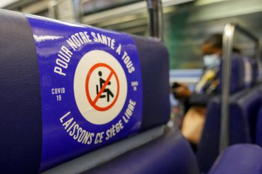 Covid-19 salgını sırasında Paris Metro 'da çıkartma