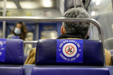 Covid-19 salgını sırasında Paris Metro 'da çıkartma