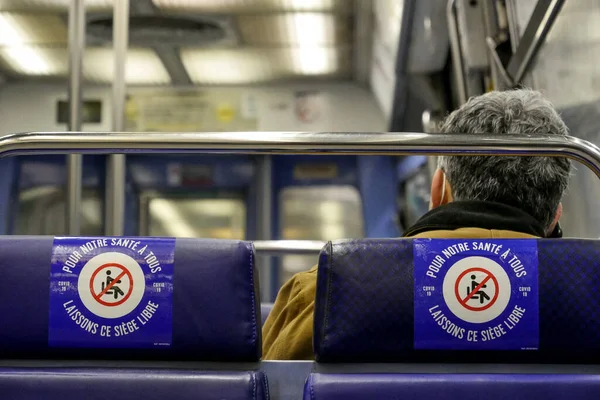 Covid-19 salgını sırasında Paris Metro 'da çıkartma
