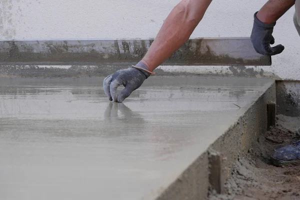 Massoneria, Uomo livellamento lastra di cemento per terrazza casa — Foto Stock