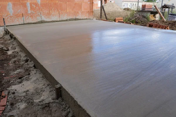 Masonluk, evin terası için beton döşeyen adam.