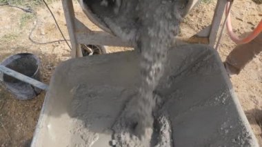 Masonluk, evin terası için beton döşeyen adam.