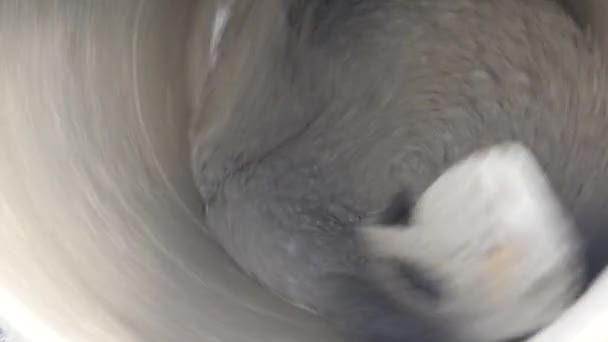 Цегляна кладка, людина вирівнює бетонну плиту для домашньої тераси — стокове відео