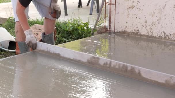 Masoneria, Człowiek niwelowanie betonowej płyty na tarasie domu — Wideo stockowe