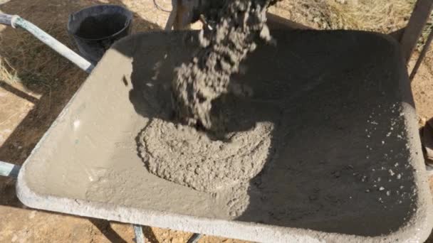 Цегляна кладка, людина вирівнює бетонну плиту для домашньої тераси — стокове відео