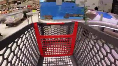 İnsan kurslarını süpermarkette, alışveriş konsepti Timelapse 'de yapar.