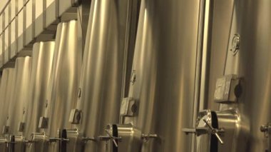Şarap, modern şarap fabrikası fermantasyon için yeni büyük tanklar.