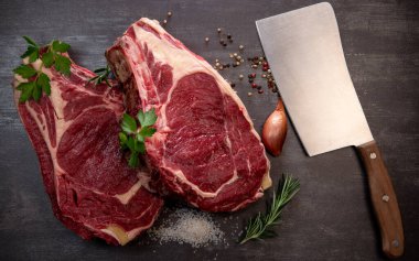 Tahtadaki çiğ T-Bone bifteği ızgaraya hazır. 