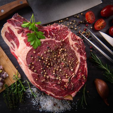 Çiğ T-Bone bifteği pikap üzerinde ızgara yapmaya hazır.