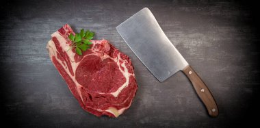 Tahtadaki çiğ T-Bone bifteği ızgaraya hazır. 