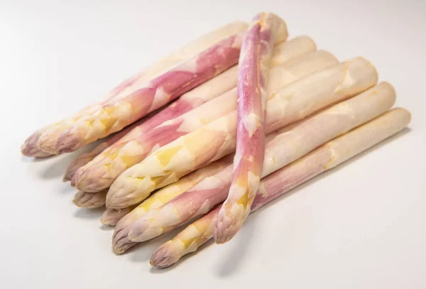Lance bianche biologiche crude di asparagi pronte da mangiare — Foto Stock