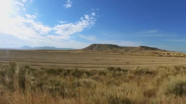 Caratteristiche forme create dall'erosione dell'acqua un vento nel deserto di Bardenas Reales, Navarra, Spagna — Video Stock
