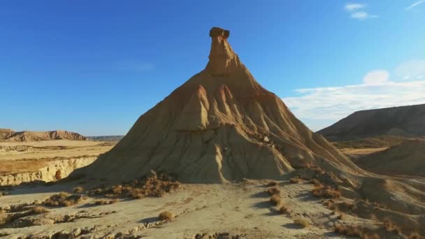 Caractéristiques formes créées par l'érosion de l'eau et du vent dans le désert de Bardenas Reales, Navarre, Espagne — Video