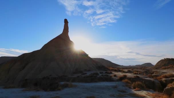Karakteristieken ontstaan door de erosie van het water en de wind in de Bardenas Reales woestijn, Navarra, Spanje — Stockvideo