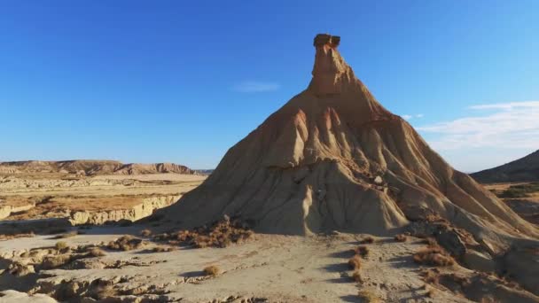 Características formas criadas pela erosão da água um vento no deserto de Bardenas Reales, Navarra, Espanha — Vídeo de Stock