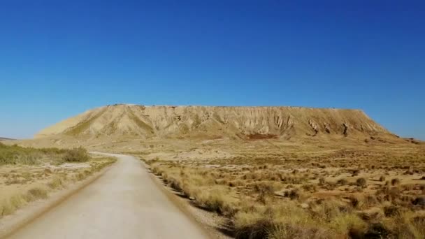 Caractéristiques formes créées par l'érosion de l'eau et du vent dans le désert de Bardenas Reales, Navarre, Espagne — Video