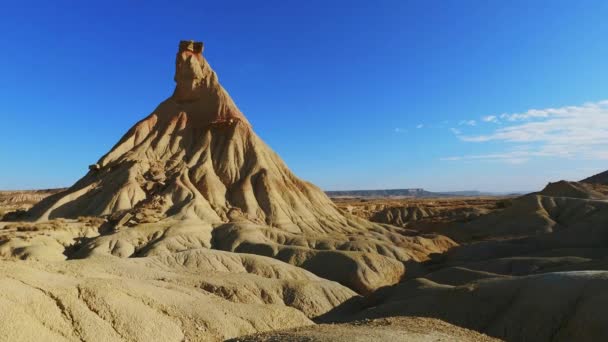 Caractéristiques formes créées par l'érosion de l'eau et du vent dans le désert de Bardenas Reales, Navarre, Espagne — Video