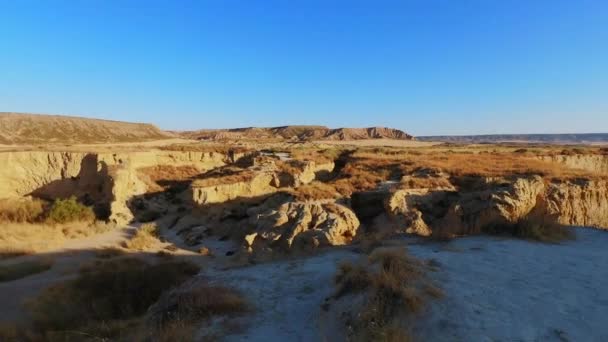 Caractéristiques formes créées par l'érosion de l'eau et du vent dans le désert de Bardenas Reales, Navarre, Espagne — Video