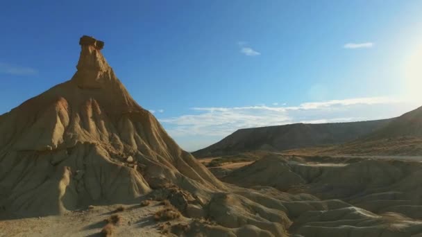 Caractéristiques formes créées par l'érosion de l'eau et du vent dans le désert de Bardenas Reales, Navarre, Espagne — Video