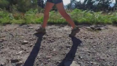 Yürüyüş yapan kadın Bask dansında yolda yürüyor.