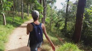 Yürüyüş yapan kadın Bask dansında yolda yürüyor.