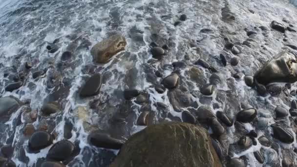 Wawe na praia natural de Azkorri em um dia zen no País Basco — Vídeo de Stock