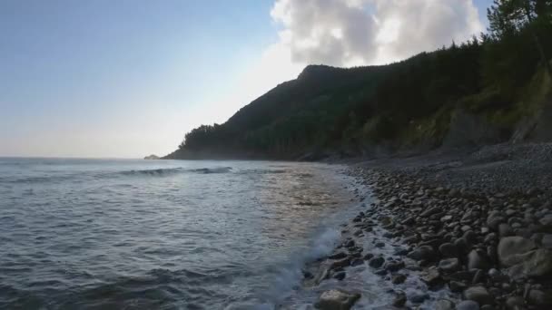 Wawe sulla spiaggia naturale di Azkorri in una giornata zen nei Paesi Baschi — Video Stock