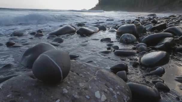 Wawe Azkorri természetes strandján egy zen napon Baszkföldön — Stock videók