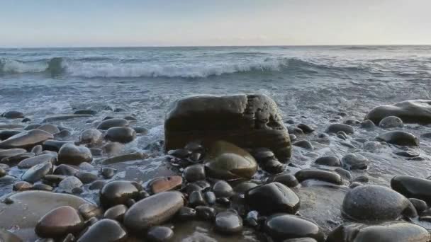 Bask Ülkesi 'nde Zen gününde Azkorri' nin doğal plajında bekle. — Stok video