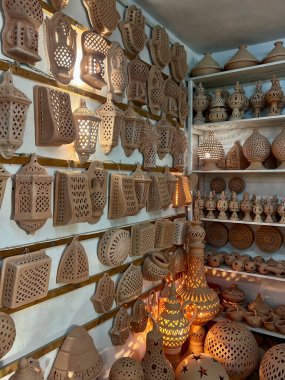 Tunus, Djerba 'daki Guellala çömlek dükkanını ziyaret edin. Güneşli bir gökyüzünün altında sergilenen güzel el yapımı tencereleri görün. Yerel sanatçılık ve kültür arayanlar için mükemmel..