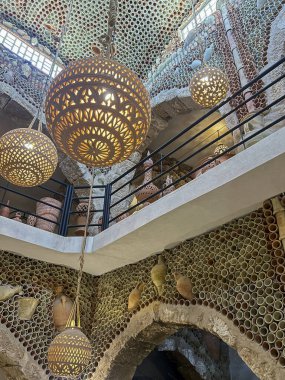 Tunus, Cerba, Ağustos 2025: Djerba, Tunus 'taki Guellala çömlek dükkanını ziyaret edin ve güneşli bir gökyüzü altında sergilenen güzel el yapımı tencereleri görün, yerel sanatçılık ve kültür arayanlar için mükemmel.