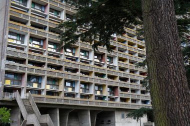 Fransa, Reze, Şubat 2025, Maison Radieuse 'un ayırt edici tasarımını vurgulayan, Nantes yakınlarındaki Reze' de Le Corbusier, bu yapı renkli balkonlarla uzun duruyor.