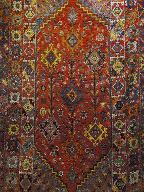 Tunus, Djerba 'dan gelen bu canlı halı, zengin sanat mirası ve zanaatkarlığını yansıtan, karmaşık Arap desenleri ve sıcak renkleri barındırıyor..