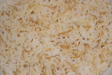 Lezzetli bir Lübnan pilavının tadını çıkarın. Pilav, mükemmel pişirilmiş vermicelli ve güzel kokulu tereyağı. Ana yemekleri tamamlayan rahatlatıcı bir taraf olarak ideal.