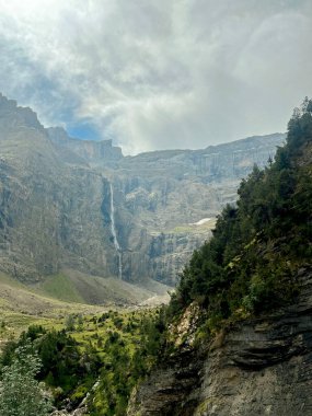 Pireneler Dağları 'na yerleşen Gavarnie Sirki dramatik uçurumlardan dökülen çarpıcı bir şelaleye ev sahipliği yapar. Yeşillik ve dingin dere huzurlu bir atmosfer yaratır..